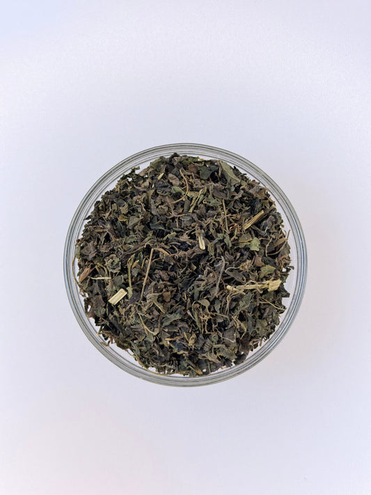 Hoja de ortiga seca y cortada, Urtica dioica, lista para preparar té