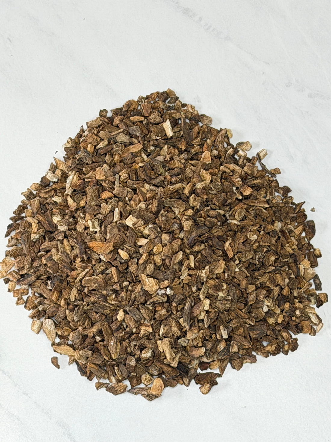 Raíz de bardana seca y cortada, Arctium lappa, lista para preparar té