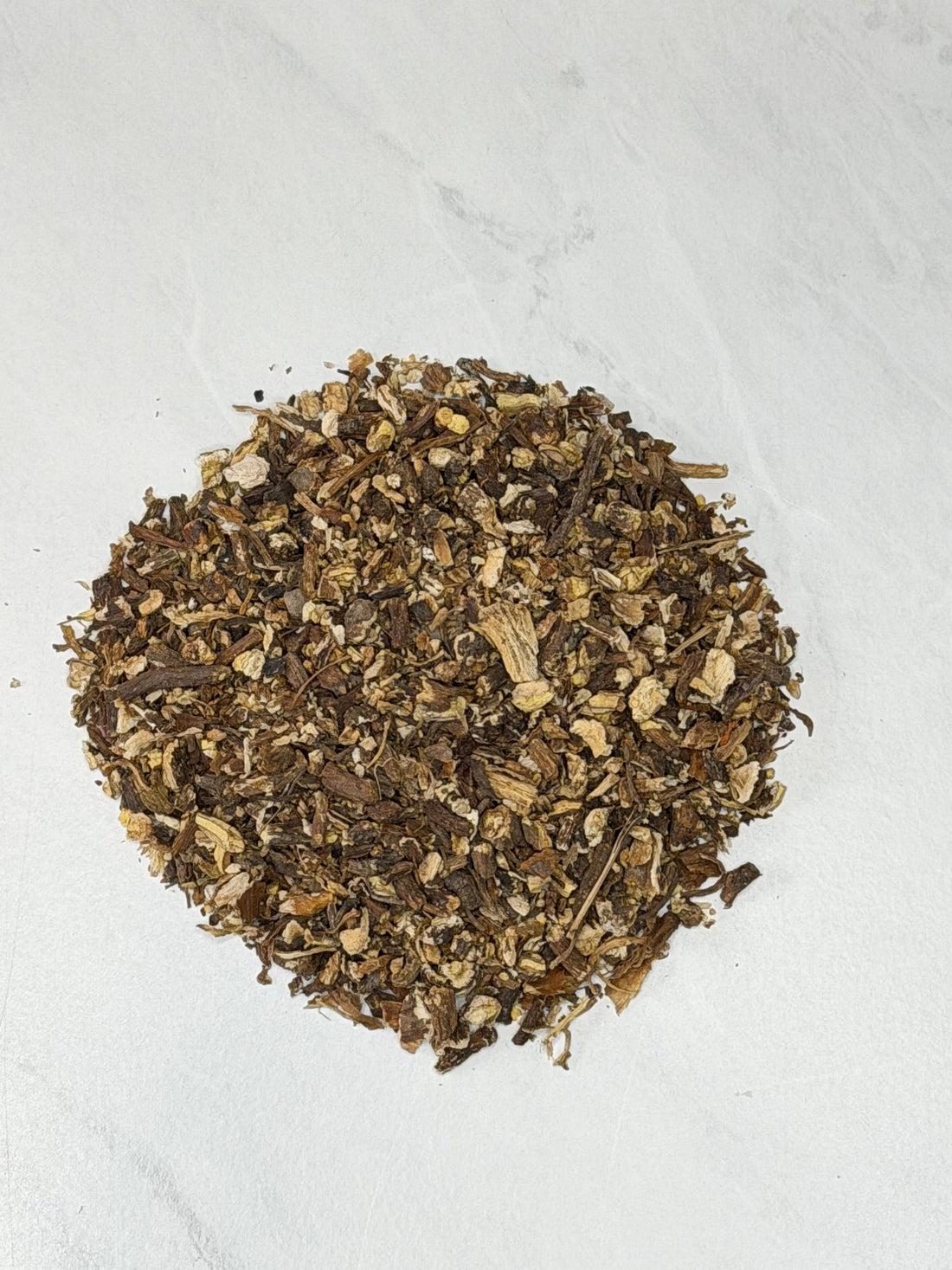 Raíz de diente de león seca, Taraxacum officinale, lista para preparar té