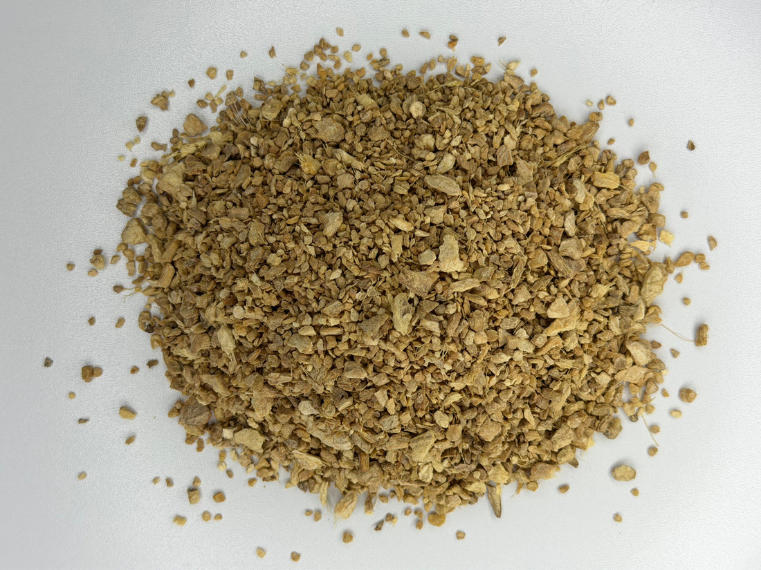 Raíz de jengibre seca y cortada, Zingiber officinale, lista para preparar té