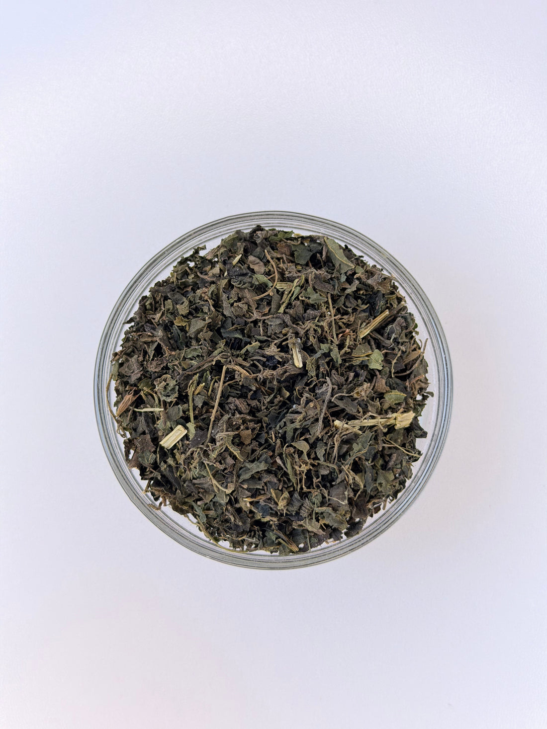 Hoja de ortiga seca y cortada, Urtica dioica, lista para preparar té